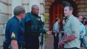 Geraten aneinander: Steve (Alex O'Loughlin, r.) und SWAT Commander Grover (Chi McBride, 2.v.l.) ...