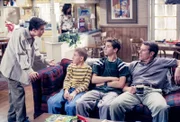 Malcolm (Frankie Muniz, li.) leistet angestrengte Überzeugungsarbeit, die von Dewey (Erik Per Sullivan, 2.v.li.), Reese (Justin Berfield, 2.v.re.) und Hal (Bryan Cranston, re.) zunichte gemacht wird.