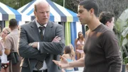 Am Pool eines Hotels wird eine über und über mit Schleim und Bisswunden bedeckte tote, junge Frau aufgefunden. Detective Frank Tripp und Eric Delko spekulieren über die Todesursache.