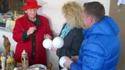 Trödelprofi Otto Schulte (re.) mit Marion (Mtte) und einer Kundin auf dem Flohmarkt