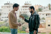 Momi kommt zu Ashers Beerdigung und versucht, sich mit einer diskreten Geldgabe bei der Familie reinzuwaschen. Zögerlich nimmt Ashers Bruder Jamil das Geld an.