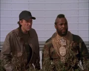 Bosco, B.A. Baracus (Laurence Tureaud) und Murdock (Dwight Schultz) beobachten das rollende Casino.