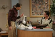 Alan (Jon Cryer, l.) gibt Charlie (Charlie Sheen, r.) die letzten Anweisungen, bevor er ihn alleine in seiner Praxis lässt ...