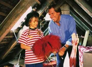 Stefan (Sigmar Solbach) zeigt der kleinen Iris (Jana Kilka) ihr zukünftiges Kinderzimmer, das er für sie in der Villa umbauen lassen will.