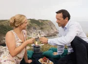Rosamunde Pilcher - Gezeiten der Liebe Picknick mit Stil: Stefanie Kellner als Debbie, Michael Roll als Edward