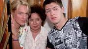 Warum hat Bernie Stiefel an und einen Spaten in der Hand? Der will doch nicht seine Mutter selbst beerdigen? Rita (Gaby Köster, l.), Gisi (Franziska Traub) und Kevin (Kevin Lorenz) sind fassungslos.