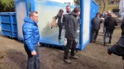 Trödelprofi Otto Schulte (li.) hat die Räumaktion fest in seinem Blick.