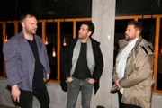 John (Felix von Jascheroff, r.) versucht den Streit zwischen Erik (Patrick Heinrich, l.) und Carlos (Patrick Fernandez) zu schlichten.