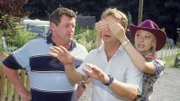Stefanie (Dana Golombek) hat eine Überraschung für Lothar (Rene Heinersdorff, Mi.). Benno (Willi Thomczyk) ist kritisch - er glaubt nicht, dass Lothar die Überraschung gefällt...