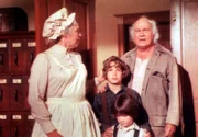 Die Waisenhausmutter, Miss Mason (Elizabeth Hoffman, l.), ist sehr froh, dass Michael (David Hollander, M.) und sein Bruder Josh (David Faustino) wieder gesund zurückgekehrt sind. Houston (Dub Taylor, r.) hat für die Ausreisser bestens gesorgt.