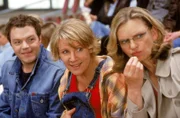 Auf der Hundeshow versuchen (v.li.) Tim (Oliver Reinhard), Nikola (Mariele Millowitsch) und Dr. Borstel (Kerstin Thielemann) herauszufinden, wer niedlicher ist: Herrchen oder Hund.
