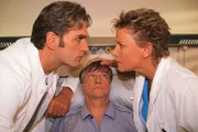 Nikola "Is' was, Doc?" Im Bild: Patient Krause (Jochen Busse, mi.) wird unfreiwillig Zeuge, als sich Nikola (Mariele Millowitsch) und Dr. Schmidt (Walter Sittler) mal wieder so richtig die Meinung sagen.