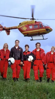 Auch in der vierten Staffel von "Medicopter 117" warten auf die Rettungsflieger (v.li.: Tom Mikulla, Roswitha Meyer, Manfred Stücklschwaiger, Sabine Petzl, Urs Remond, Serge Falck und Hannes Pöschl) dramatische Fälle und lebensgefährliche Einsätze...