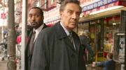Ein in der Wahl seiner Mittel reichlich aggressiver Kriegsgegner wird von einem ehemaligen Veteranen umgebracht. Bricoe (Jerry Orbach, re.) und Green (Jesse L. Martin) müssen nun ermitteln, ob es sich um Notwehr oder vorsätzlichen Mord handelt.