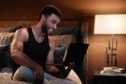 Liebe über Skype: Anthony Hill als Dr. Winston Ndugu