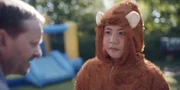 Rocco (Minh Hoang Ha) zeigt seinem Vater Andi (Milan Peschel) seine Verkleidung.
