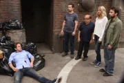 (v.l.n.r.) Dennis Reynolds (Glenn Howerton); Mac (Rob McElhenney); Frank Reynolds (Danny DeVito); Dee Reynolds (Kaitlin Olson); Charlie Kelly (Charlie Day)