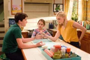 (v.l.i): Daniel DiMaggio (Oliver Otto), Julia Butters (Anna-Kat Otto), Meg Donnelly (Taylor Otto).