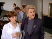 Jessica Fletcher (Angela Lansbury) will die junge Musikerin Leslie Walden davon überzeugen, bei einem Galaabend zu spielen.