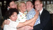 Die Trispa-Familie (v.l.): Gisi (Franziska Traub), Kevin (Kevin Lorenz), Rita (Gaby Köster), Bernie (Georg Alfred Wittner) und Schumann (Lutz Herkenrath). Bernie ist begeistert, dass alle zur Beerdigung gekommen sind. Auch wenn's nur die Katze war.