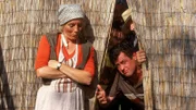 Uschi (Antje Lewald) hört Benno (Willi Thomczyk) und die anderen Männer hinter dem Zaun tuscheln und pullern. Da möchte sie doch mal wissen, warum die Herren der Schöpfung nicht zur Toilette gehen...