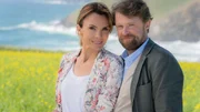 Holly Reynolds (Nadine Warmuth) und Julian Cavendish (Mathias Harrebye Brandt) in "Rosamunde Pilcher: Morgens stürmisch, abends Liebe".