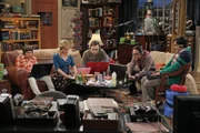 "The Big Bang Theory", "Wochenendkrieger." Raj schlägt Howard und Leonard vor, wieder einmal ein Spielmarathonwochende zu machen. Sie stimmen sofort zu. Auch Sheldon ist von der Idee begeistert. Es gibt nur ein Problem: Er hat Amy versprochen, sie zur Geburtstagsfeier ihrer 93. jährigen Tante zu begleiten. Daraufhin heckt er einen Plan aus, sich doch noch irgendwie davor drücken zu können.Im Bild (v.li.): Simon Helberg (Howard Wolowitz), Melissa Rauch (Bernadette), Jim Parsons (Sheldon Cooper), Johnny Galecki (Leonard Hofstadter), Kunal Nayyar (Rajesh Koothrappali).