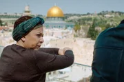 Meira (Sara Vino Elad) kommt wieder mit Momi ins Geschäft – sie ist an einer weiteren Immobilie in Ost-Jerusalem interessiert.
