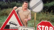 Stefanie ist durch die Führerscheinprüfung gefallen. Alle versuchen, sie abzulenken. Nur Benno (Willi Thomczyk) geht in die Offensive. Totschweigen ist nicht die Lösung, nur Übung macht den Meister! Er dirigiert Stefanie durch den von ihm aufgestellten Schilderwald.