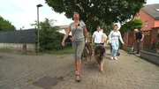 Familie Scherpenstein aus Kerpen mit ihren beiden Leonbergern Bero und Buster.