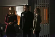 Alexis (Molly C. Quinn, r.) und ihr Vater (Nathan Fillion, M.) treffen sich in der Todeszelle mit Maggie (Joelle Carter, l.), deren Verlobter in drei Tagen hingerichtet werden soll ...