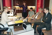 Sophie macht ihrem Zorn über Friedrichs Einsatz bei Kerima Moda Luft - und erklärt nicht nur ihm, sondern auch Lisa den Krieg ... v.l.n.r.: Lisa (Alexandra Neldel), Sophie (Gabrielle Scharnitzky), Rokko (Manuel Cortez), Friedrich (Wilhelm Manske), Max (Alexander Sternberg) (Dieses Foto von Alexandra Neldel darf nur in Zusammenhang mit der Berichterstattung über die Serie "Verliebt in Berlin" veröffentlicht und verbreitet werden.)