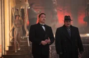 Gangsterboss Weintraub (Ronald Zerhfeld, li.) mit seinem Handlanger Diego (José Barros, re.)