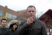 Antonio Dawson (Jon Seda, l.), Erin Lindsay (Sophia Bush) und Hank Voight (Jason Beghe) beobachten ein Hotel.
