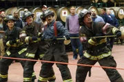 V.l..: Stella Kidd (Miranda Rae Mayo), Capp (Randy Flagler), Brian "Otis" Zvonecek (Yuri Sardarov) und Kelly Severide (Taylor Kinney)