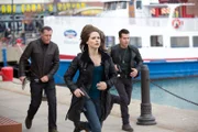 V.l.: Hank Voight (Jason Beghe), Erin Lindsay (Sophia Bush) und Antonio Dawson (Jon Seda) jagen einen Täter, der mehrere junge Frauen vergewaltigt hat.  Die Verwendung des sendungsbezogenen Materials ist nur mit dem Hinweis und Verlinkung auf RTL+ gestattet.