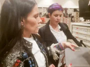 Kandidatin Kerstin (r.) mit ihrer Shoppingbegleitung Jessica