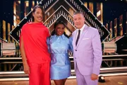 Die Jury mit Jorge González (l.), Motsi Mabuse und Joachim Llambi.  +++ Die Verwendung des sendungsbezogenen Materials ist nur mit dem Hinweis und Verlinkung auf RTL+ gestattet.
