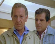 Quincy (Jack Klugman, li.) und Dr. Monongye (Ronald Joseph) versuchen dem schwerkranken Chester zu helfen.
