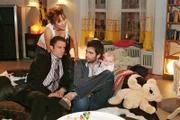 Als David (Mathis Künzler, r.) Max (Alexander Sternberg, l.) und Yvonne (Bärbel Schleker, M.) besucht, bringt Bärbel plötzlich ihre Geldsorgen ins Gespräch.