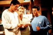 Mitch (David Hasselhoff, l.) und Cody (David Chokachi) fassen es nicht. Hobie (Jeremy Jackson, M.) hat tatsächlich eine Kreuzfahrt gewonnen.