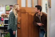 Vanessa (Kelli Goss, l.); Riley (Parker Young, r.)
