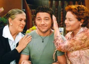 Schöni Uussichte Un Cactus zum Küssen - Sitcom Staffel 2, Episode 7 Nelly, unterstützt von Angelita, verrät dem überraschten Carlos ein Geheimnis über Sophie: «Sie hat mir zwar gesagt, ich dürfe es niemandem sagen. Aber ich hab es so herzig gefunden, dass sie ihre Gefühle für Sie so ausdrückt...» - Margot Grödrös als Angelita Rodriguez, Leonardo Nigro als Carlos Rodriguez, Pia Hänggi als Nelly Traber