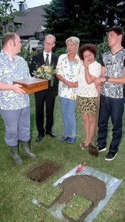 (v.l.) Bernie (Georg Alfred Wittner), Schumann (Lutz Herkenrath), Rita (Gaby Köster), Gisi (Franziska Traub) und Kevin (Kevin Lorenz) erweisen Bernies Katze die letzte Ehre.