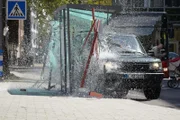 Gochmanns Flucht vor der Polizei hinterlässt eine Schneise der Verwüstung...