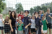 "CopStories", "Nackerpatzl." Ein Bekannter von Matthias kommt auf die Polizeiinspektion, um ihn um Hilfe bei der Suche nach seiner Tochter Lena zu bitten. Er macht sich Sorgen, sie könnte ins Rotlichtmilieu abgerutscht sein. Währenddessen versucht Lukas, einen Irren, der sich für einen Engel hält, davon abzuhalten, vom Dach zu springen. In einer Zinshauswohnung wird ein Toter gefunden, der angeblich einen Schatz besaß. In Romans und Florians Fall ist für hoch gehende Emotionen gesorgt - ein Hund hat ein Kind verletzt, und zwar nicht zum ersten Mal. Andreas schließlich stellt Altan einem Staatsanwalt vor, der ein überregionales Team zur Drogenbekämpfung leitet. Altan soll als Doppelagent in die Organisation seines Cousins Dogan eingeschleust werden.Im Bild (v.li.): Claudia Kottal (Leila Mikulov), Kristina Bangert (Helga Rauper), Cornelia Ivancan (Tina Zauner).
