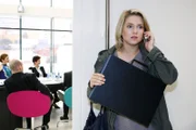 Anna (Jeanette Biedermann) soll plötzlich die Präsentation, in der es auch um das Schicksal von Robert Broda geht, retten ...
