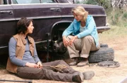 Claire (Lisa Chappell, l.) und Tess (Bridie Carter) halten zusammen wie Pech und Schwefel.