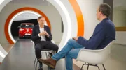 Der Motor stottert im Autoland: ZDF-Wirtschaftsexperte Florian Neuhann (r.) fragt Volkswagen-Chef Oliver Blume (l.) nach Gründen und Lösungsideen.