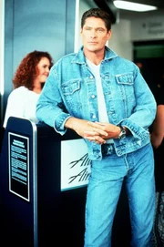 Mitch (David Hasselhoff) brütet gerade einen genialen Plan aus - er will Neely auf dem Schiff nach Alaska überraschen.